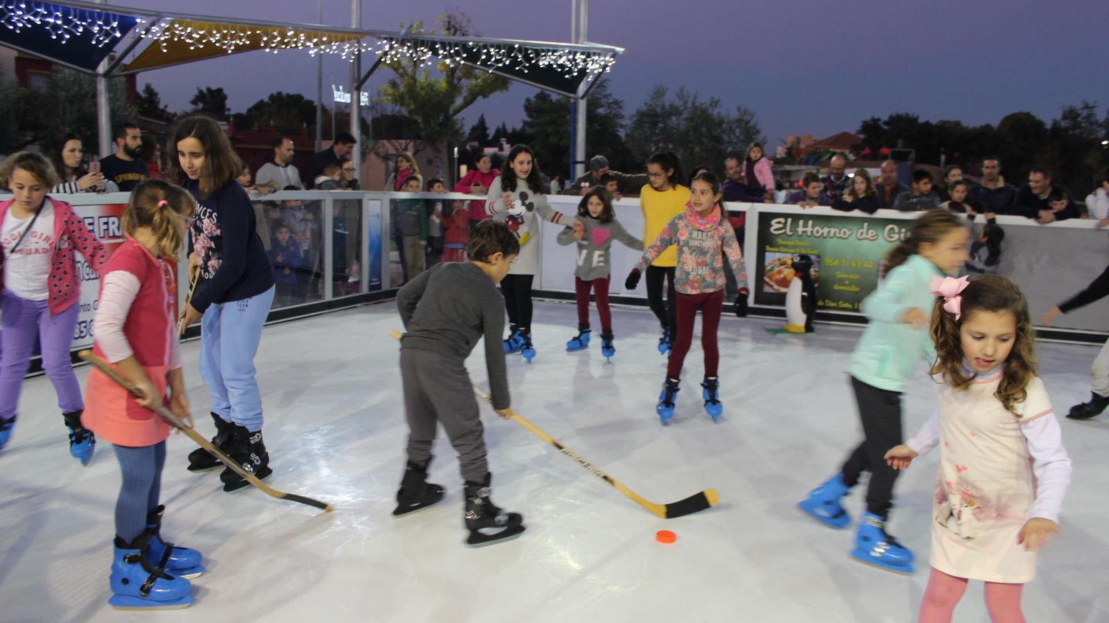 Las pistas de hielo son un divertido atractivo en Navidad para toda la familia.