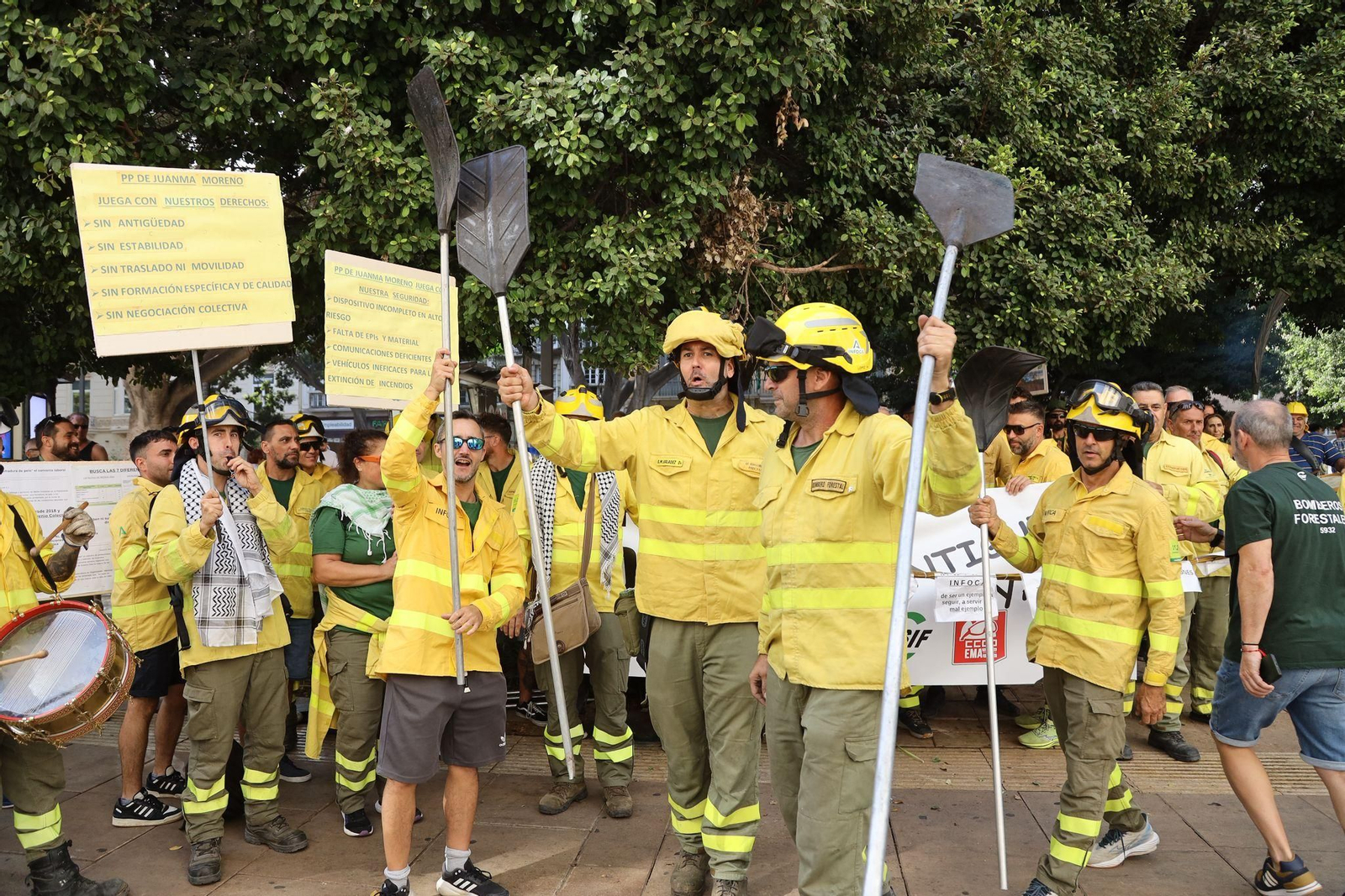 La protesta de los bomberos forestales del Infoca en Málaga, en imágenes
