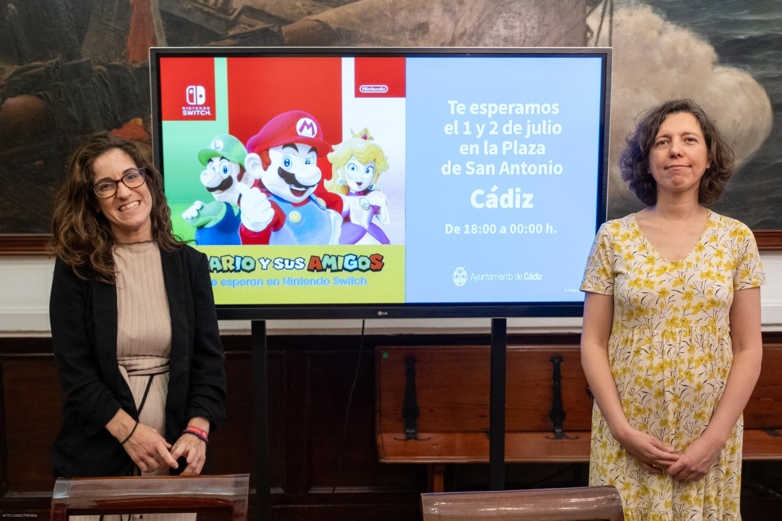 La concejala de Juventud e Infancia, Gloria Bazán, y Rosa Gil, del departamento de prensa de Nintendo Ibérica. La concejala de Juventud e Infancia, Gloria Bazán, y Rosa Gil, del departamento de prensa de Nintendo Ibérica.