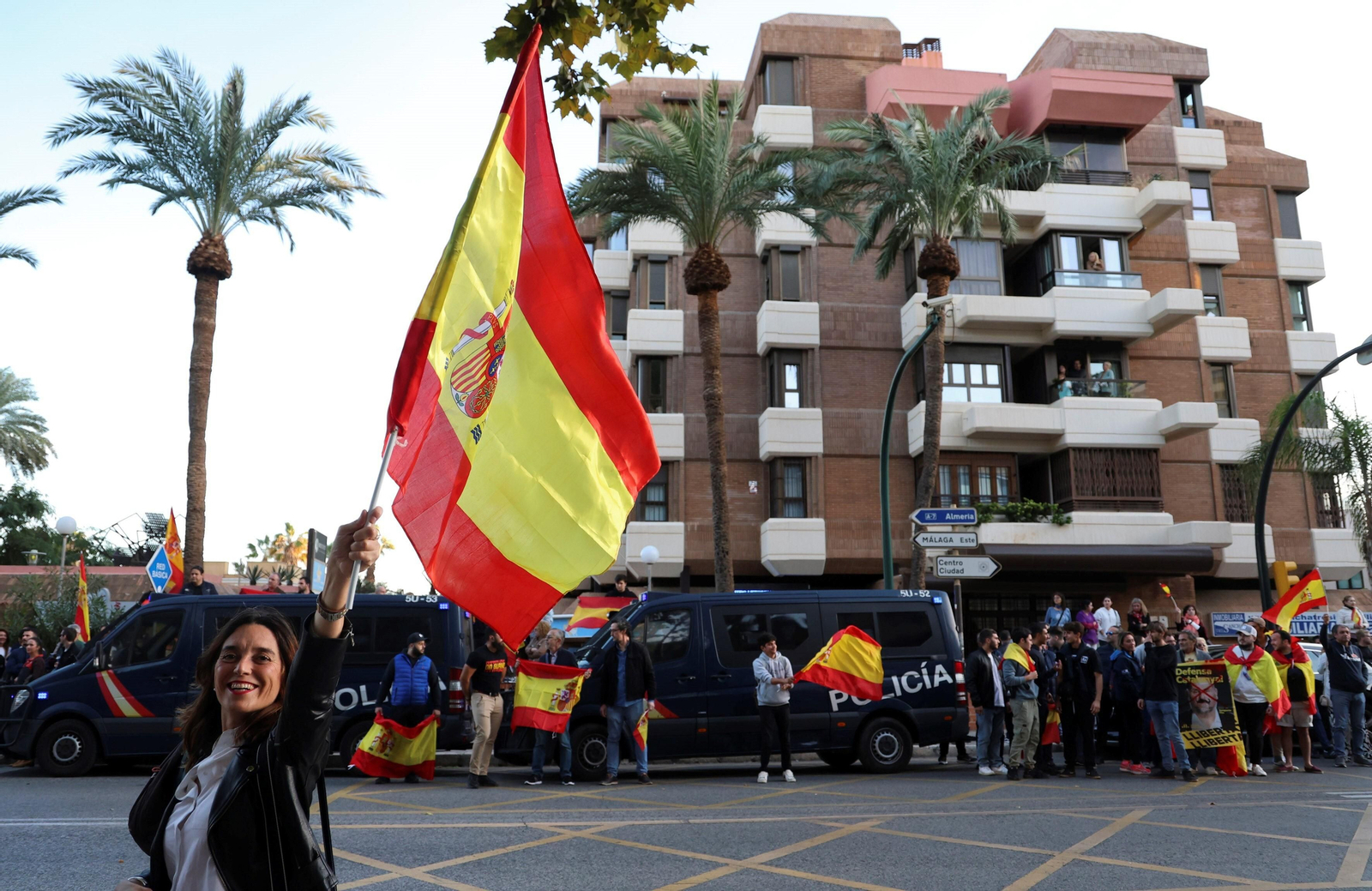 Las fotos de la protesta en Málaga contra Pedro Sánchez: "Se vende España por 7 votos" Las fotos de la protesta en Málaga contra Pedro Sánchez: "Se vende España por 7 votos"