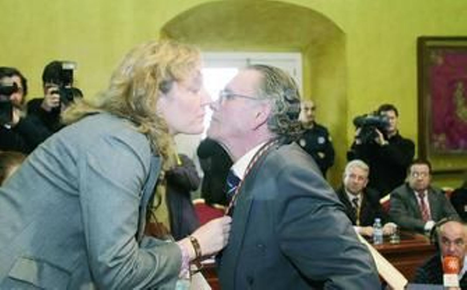 Rosa Macías impone la medalla de alcalde a Fernando Palma, en el pleno del jueves.