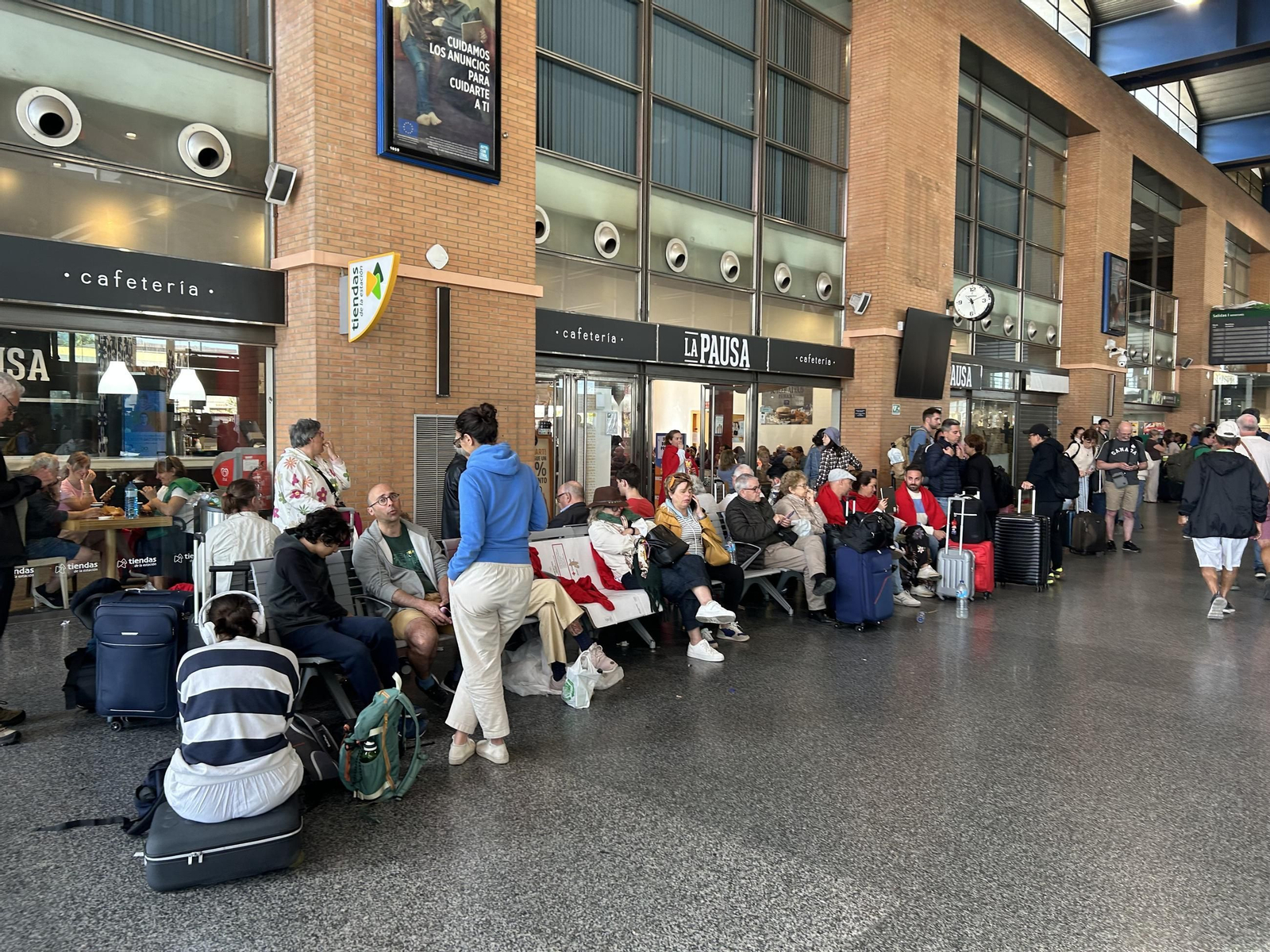 Las imágenes de la estación de trenes de Córdoba con cientos de personas atrapadas tras el apagón
