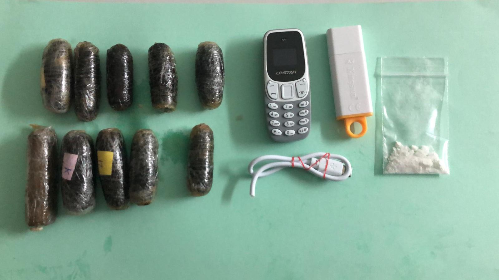 Los efectos intervenidos a un preso tras un vis a vis con su pareja.