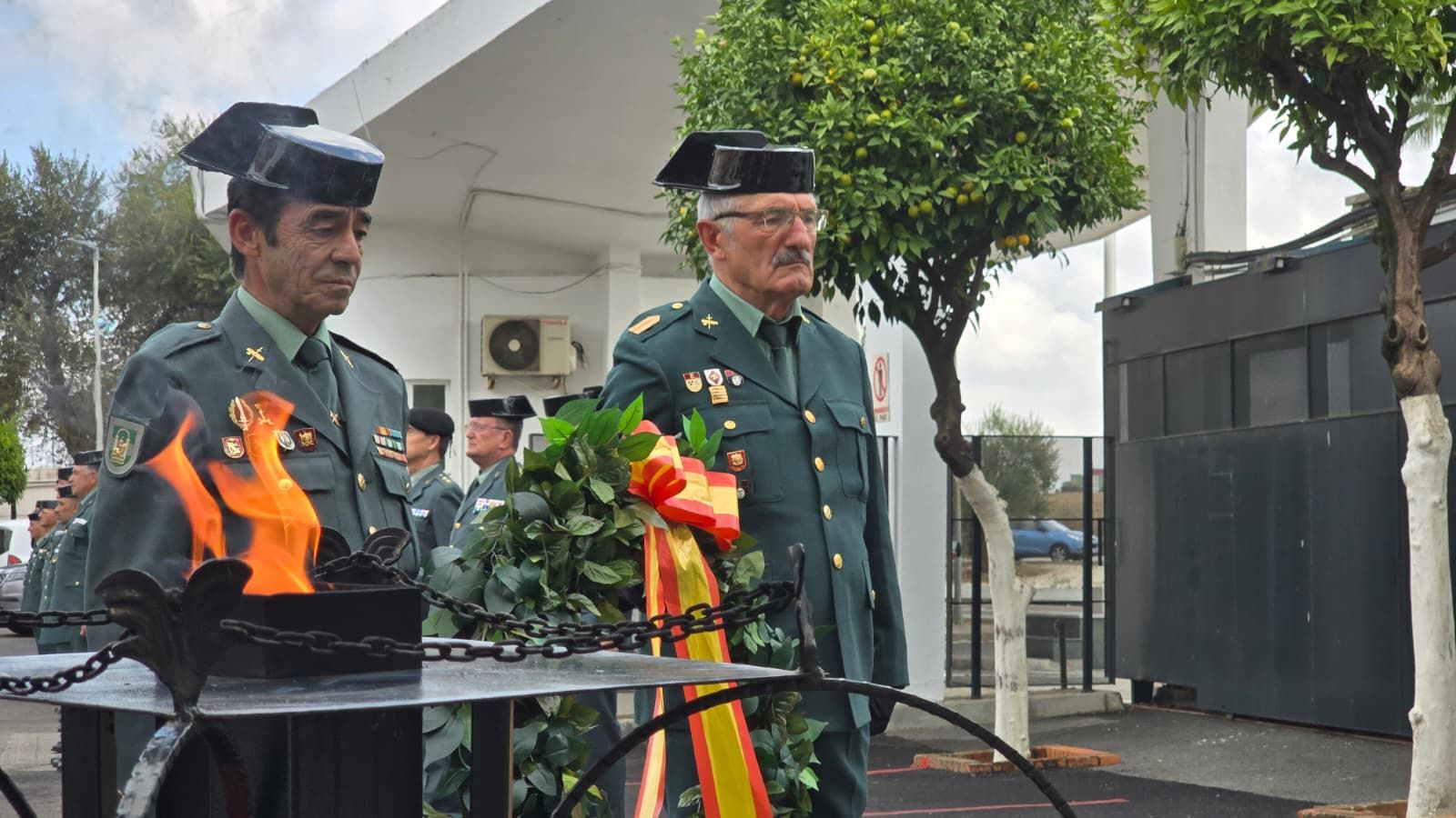 Dos veteranos de la Guardia Civil, en el homenaje a los caídos.
