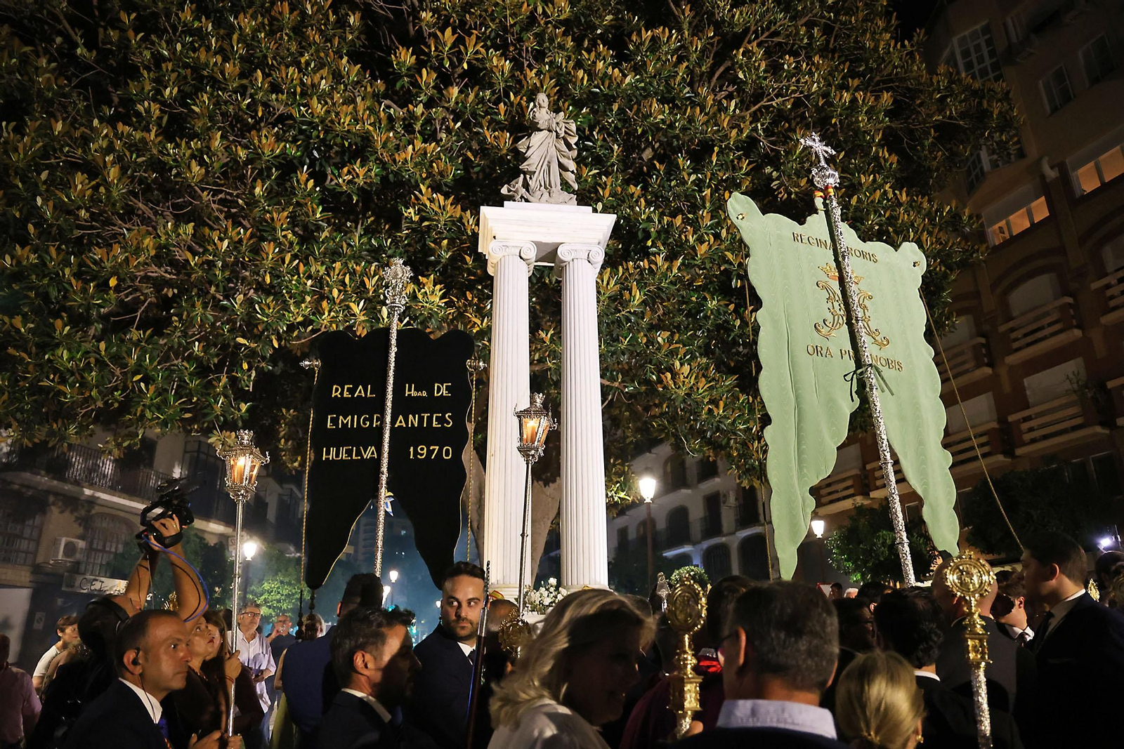 Imágenes del regreso de las hermandades a Emigrantes al finalizar el Rosario Jubilar rociero