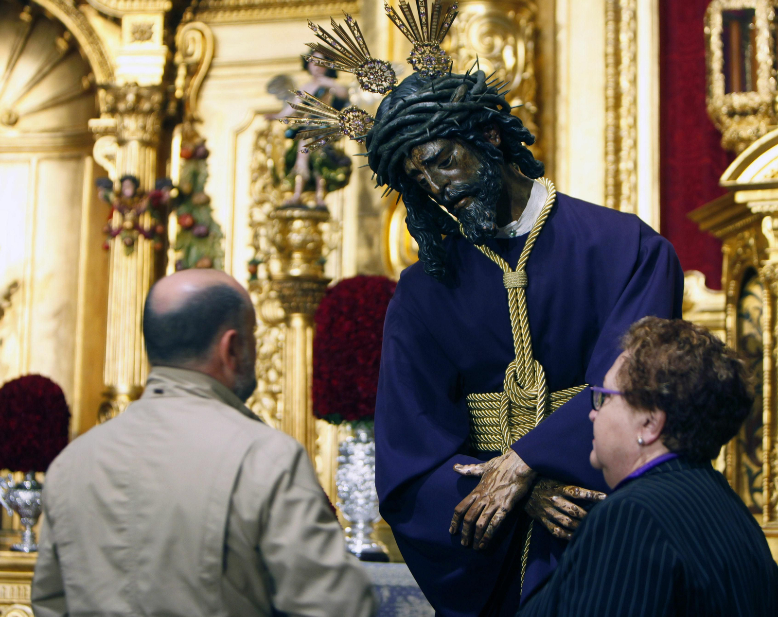 El Señor del Gran Poder en besamanos.