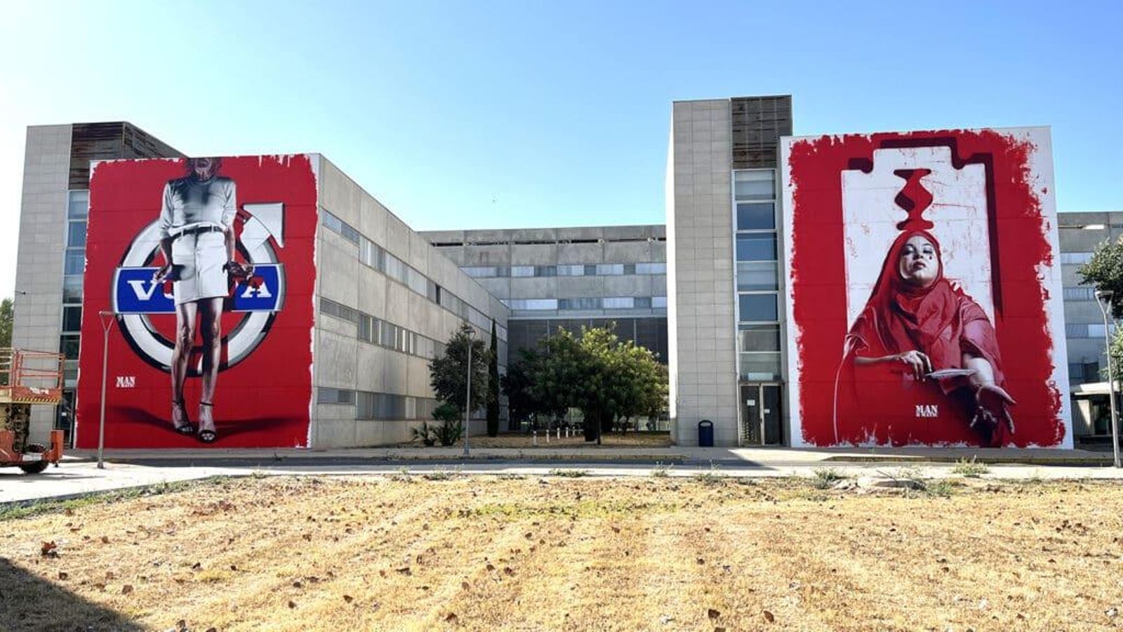 Dos murales realizados por Manomatic en la Universidad de Huelva.