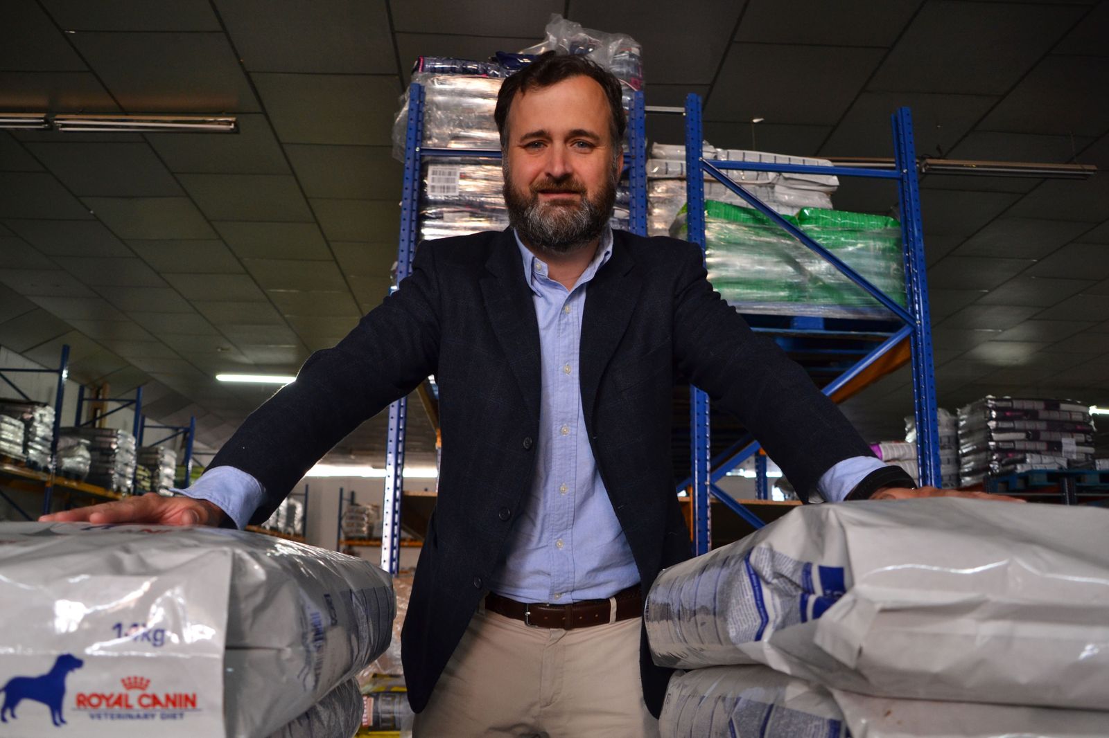 Francisco Castejón, en las instalaciones de la empresa Pienso y Mascotas.