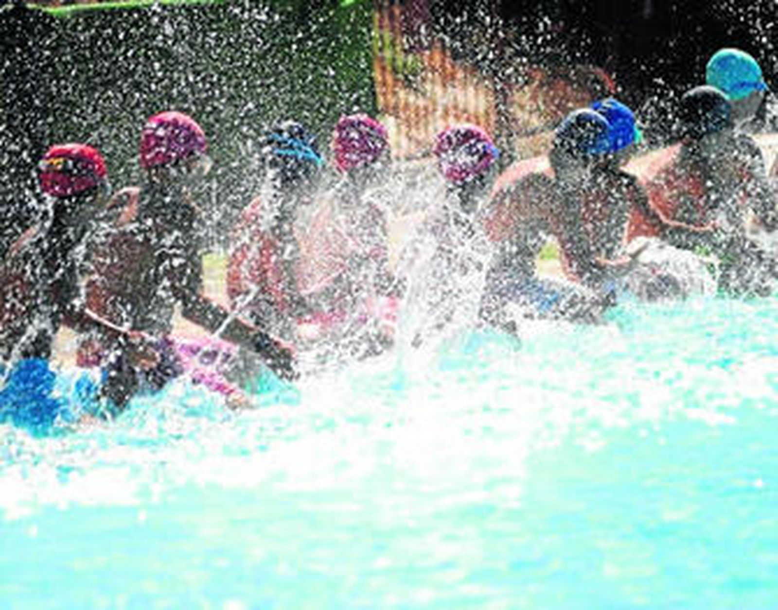 Un grupo de niños disfrutan de una de las pisicinas municipales abiertas al uso recreativo en verano.