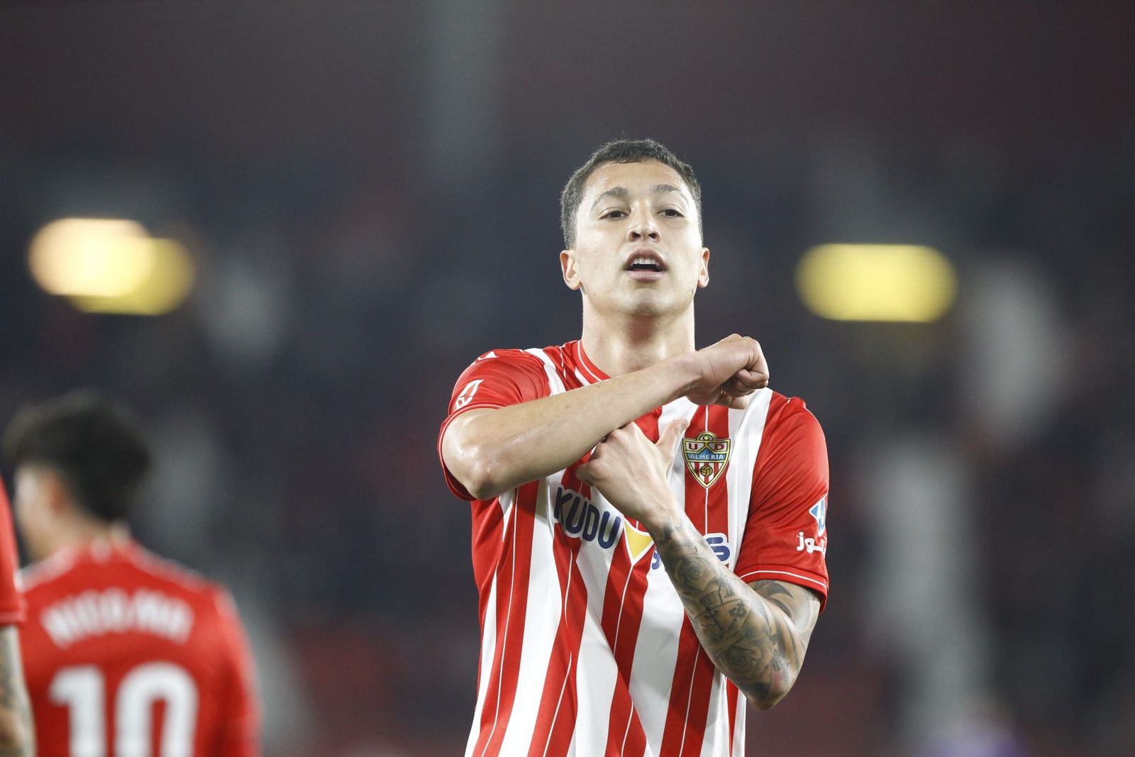 Thalys celebra su 3-0 ante la Cultural formando la T de su inicial con los brazos