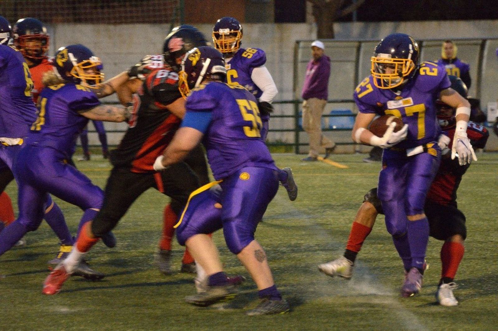 El corredor de Linces con el balón buscando el hueco ayudado por sus compañeros.
