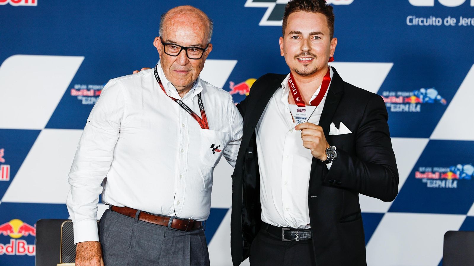Jorge Lorenzo, con su distinción de Leyenda de MotoGP junto a Carmelo Ezpeleta. Jorge Lorenzo, con su distinción de Leyenda de MotoGP junto a Carmelo Ezpeleta.