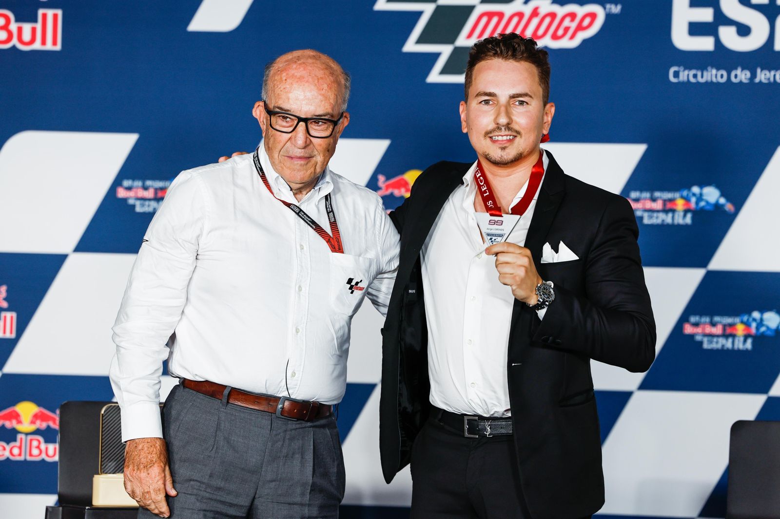 Jorge Lorenzo, con su distinción de Leyenda de MotoGP junto a Carmelo Ezpeleta.