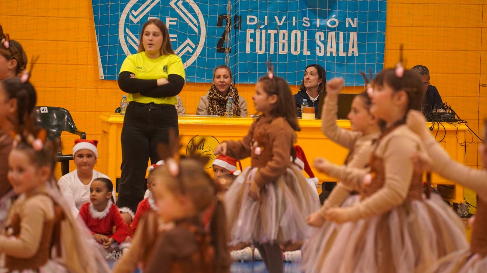 La edil de Deportes está siguiendo el evento deportivo junto con los deportistas.