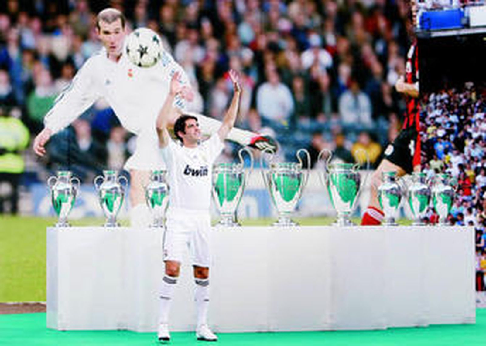 Kaká, delante de las Copas de Europa y una imagen de Zidane, saluda a los hinchas en el Bernabéu.