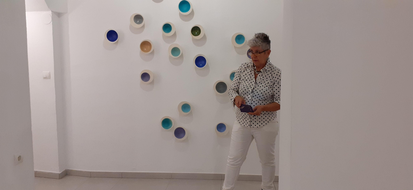 Esperanza Romero en la inauguración de su exposición.