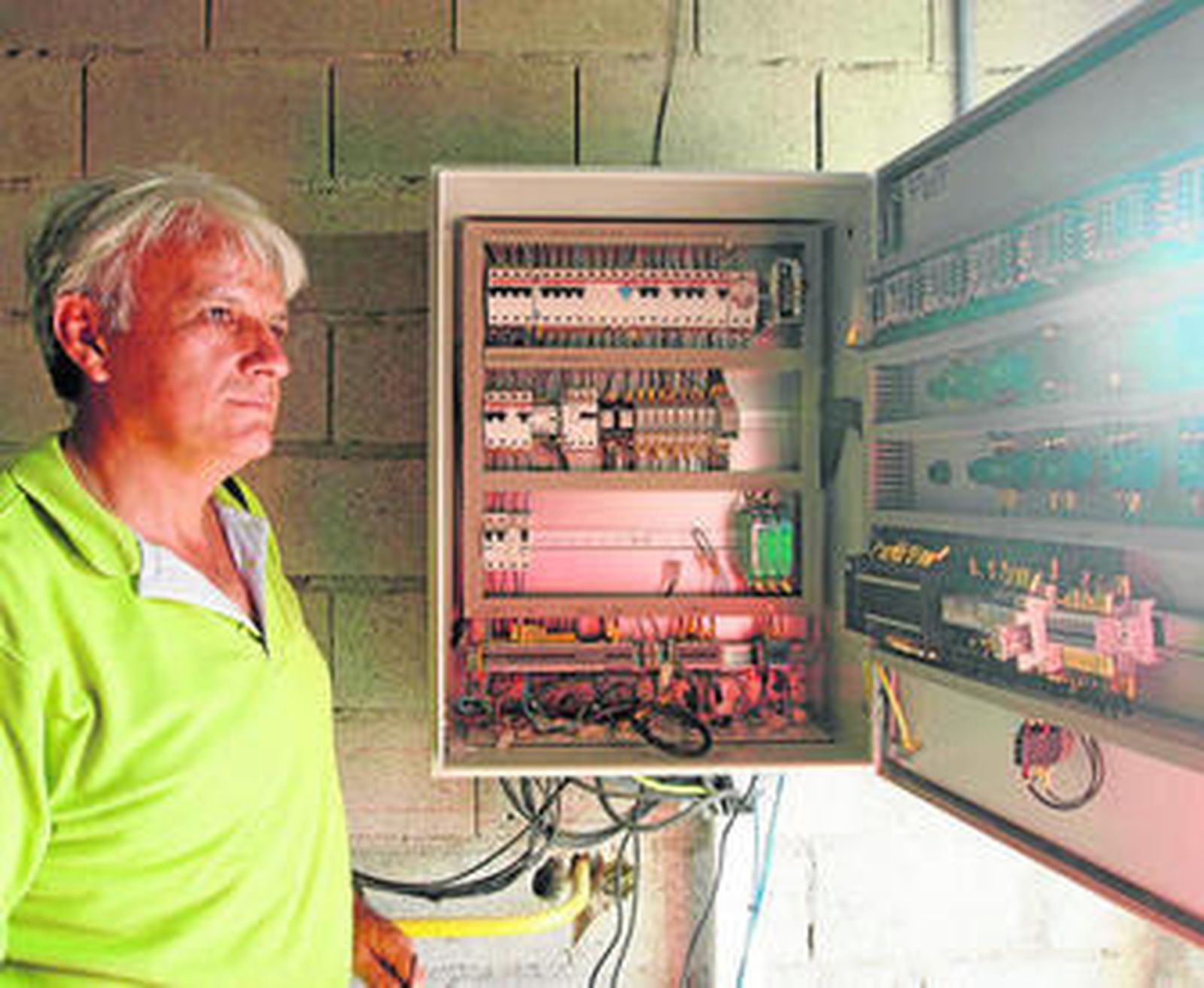 El gerente de la empresa, Félix Martín, muestra el sistema de control y seguridad de la planta de Campohermoso.