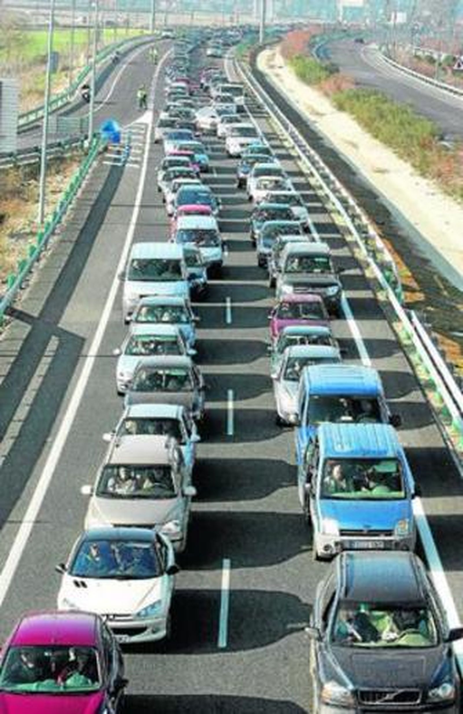 Imagen tomada desde uno de los puentes de la autovía A-382, en la que se aprecia la enorme cola.