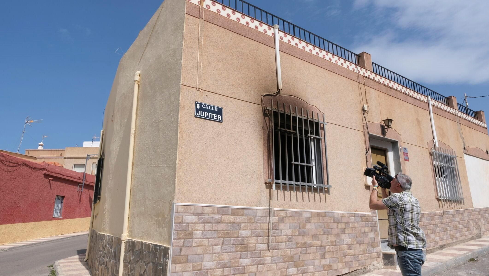 Una de las viviendas que se incendió en calle Júpiter