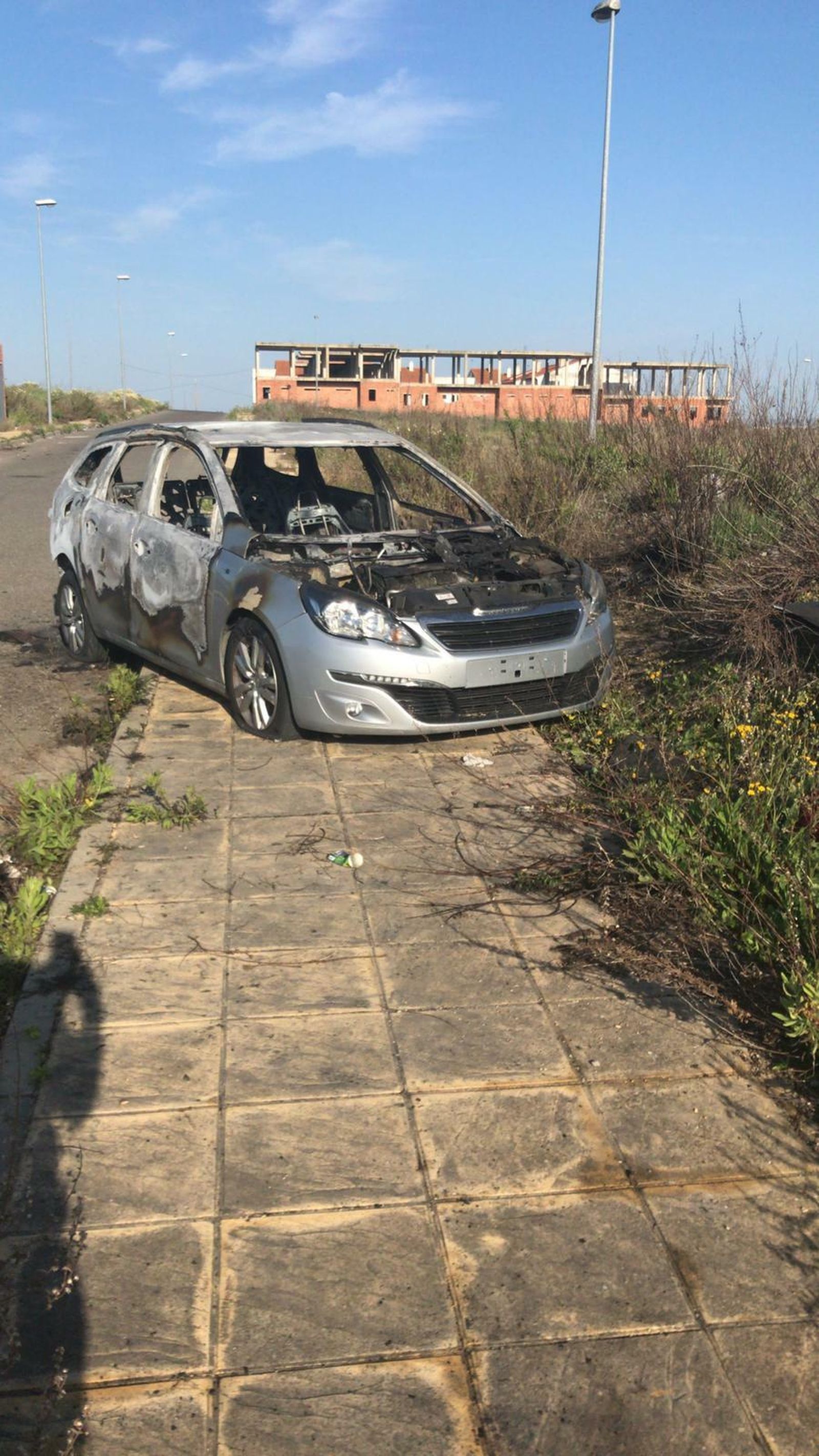 Otra imagen del coche calcinado.