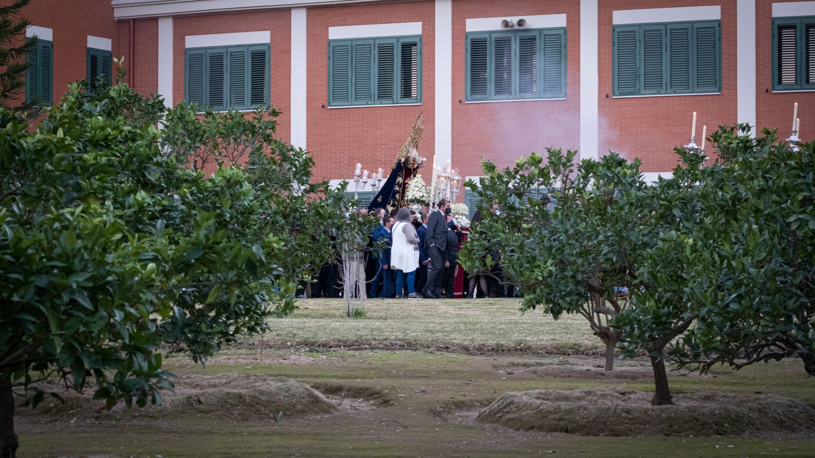 La Virgen de la Encarnación de San Benito por los jardines de las Hermanitas de los Pobres