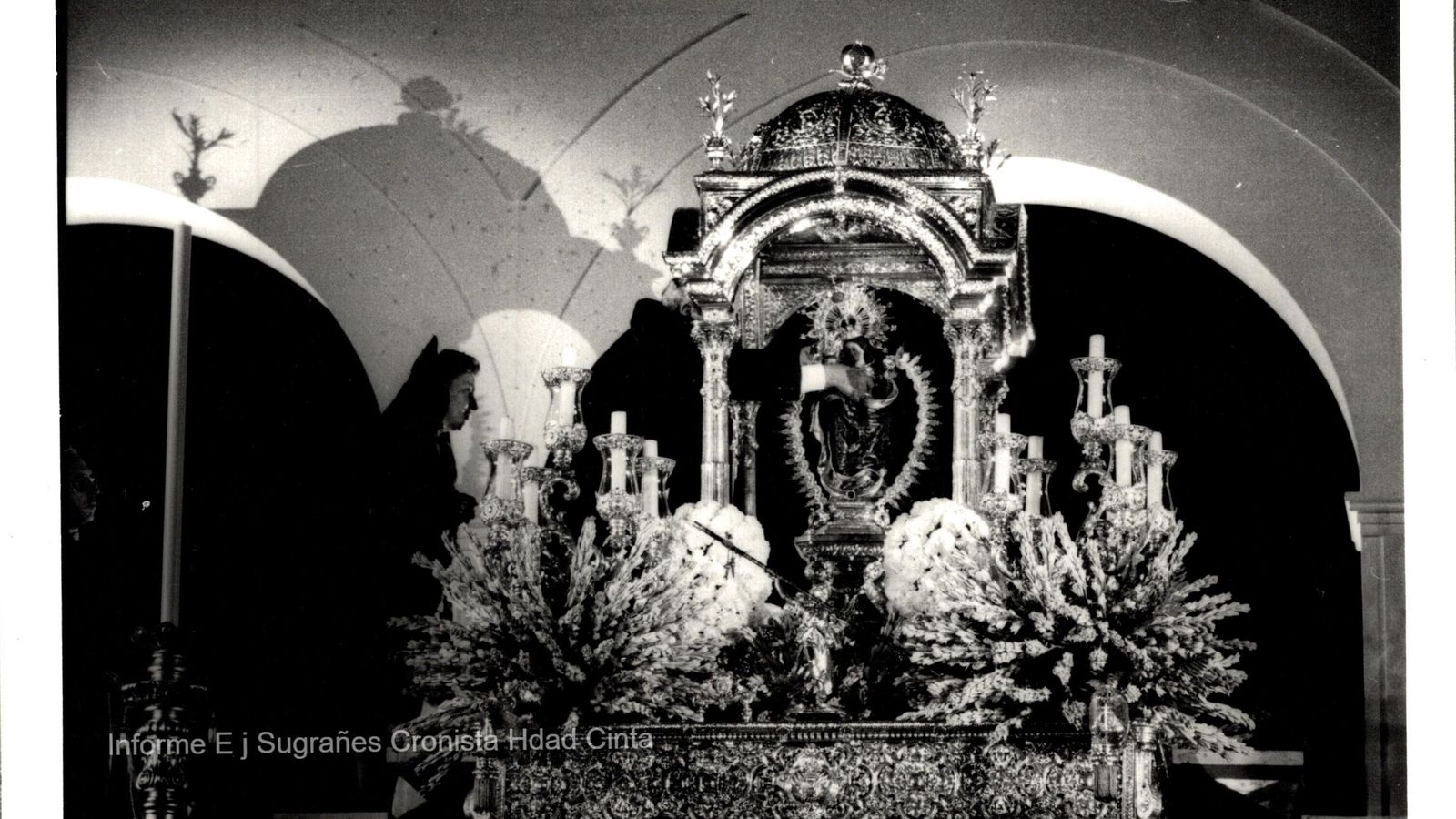 Juan Ceada impone la Medalla de Oro de la Ciudad de Huelva. 1991.