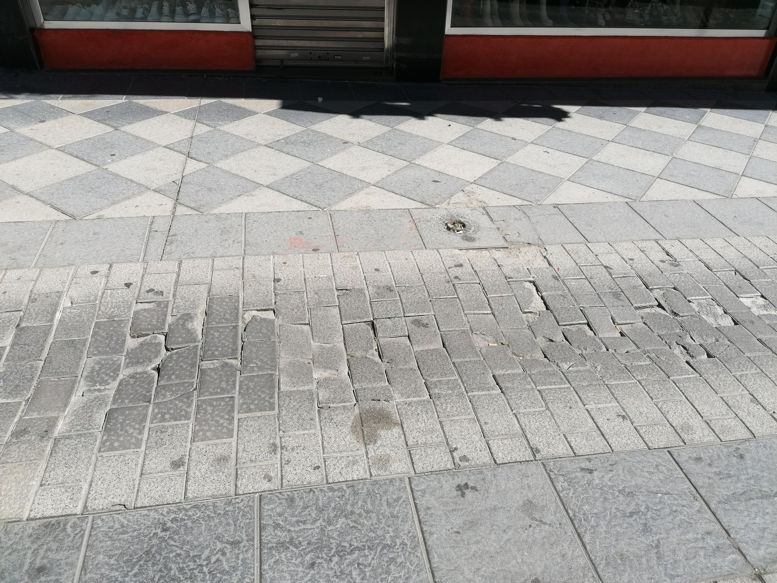 Fotos de aceras rotas en distintos puntos de Algeciras