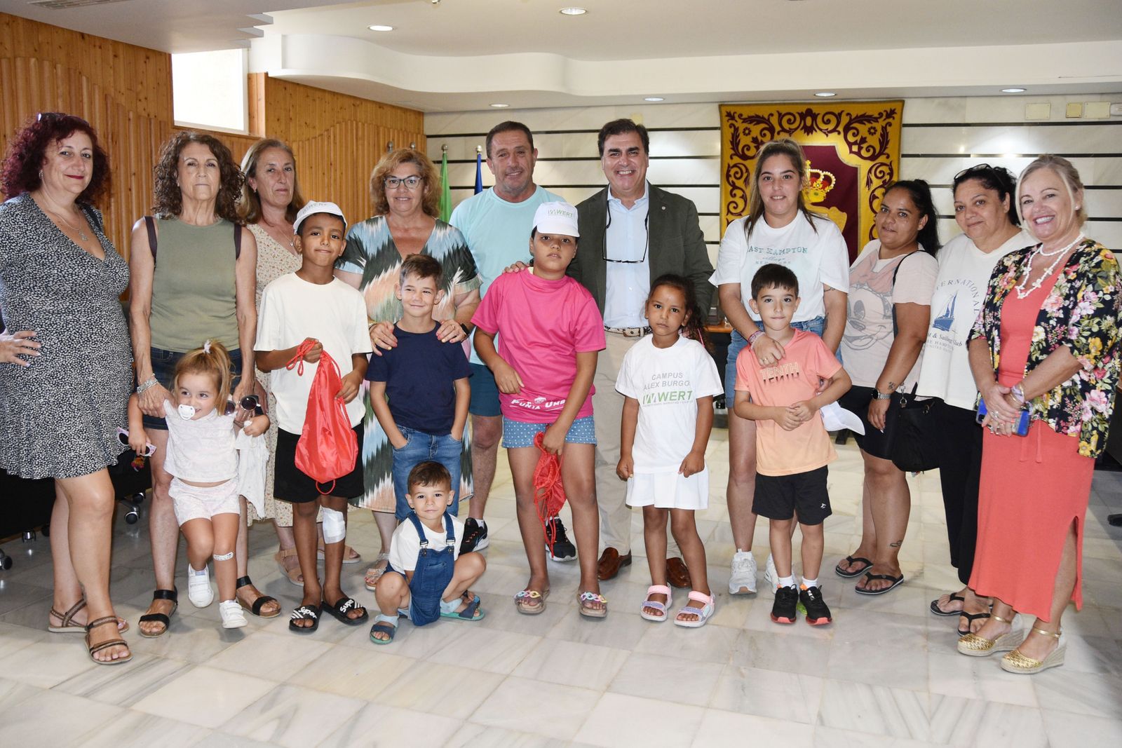 El Ayuntamiento recibe a los niños saharauis que disfrutan de sus 'Vacaciones en paz' en Punta Umbría