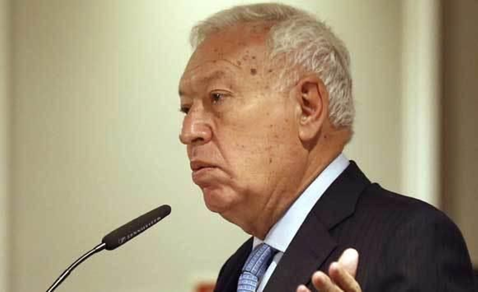 Margallo no descarta una posible suspensión de la autonomía catalana
