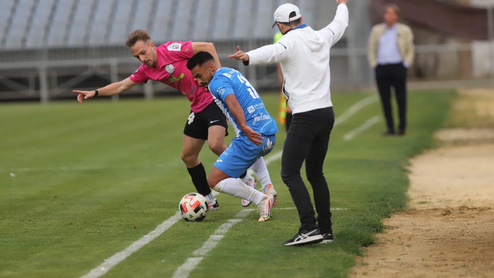Joselito tuvo que abandonar el partido lesionado en la segunda mitad.