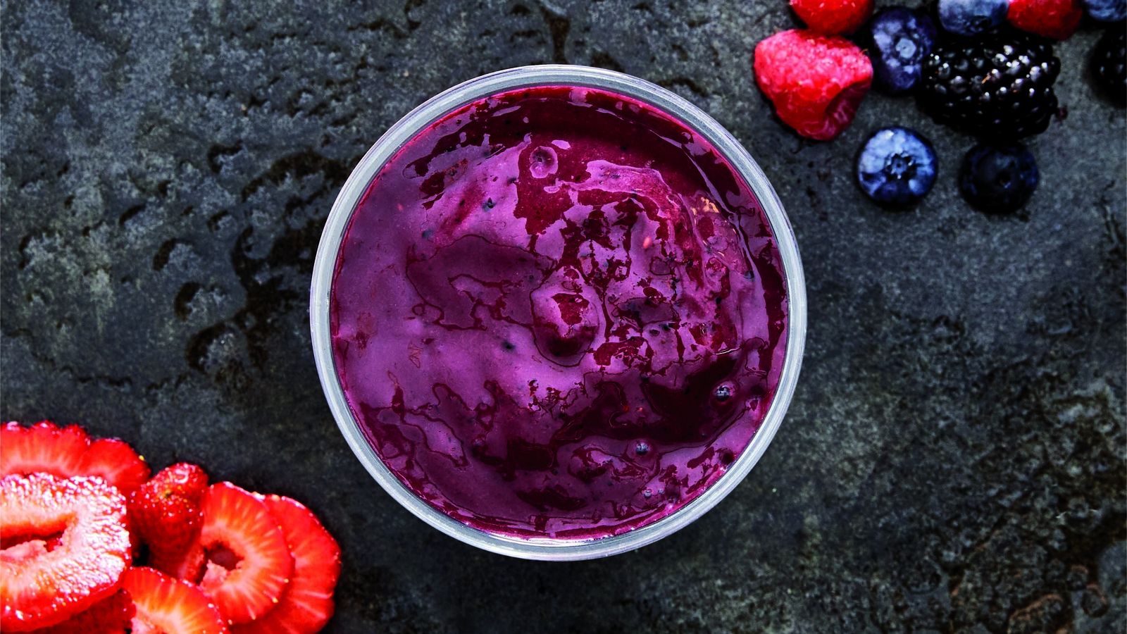 Sweet Açai de plátano, frutos del bosque, açai y zumo de manzana.