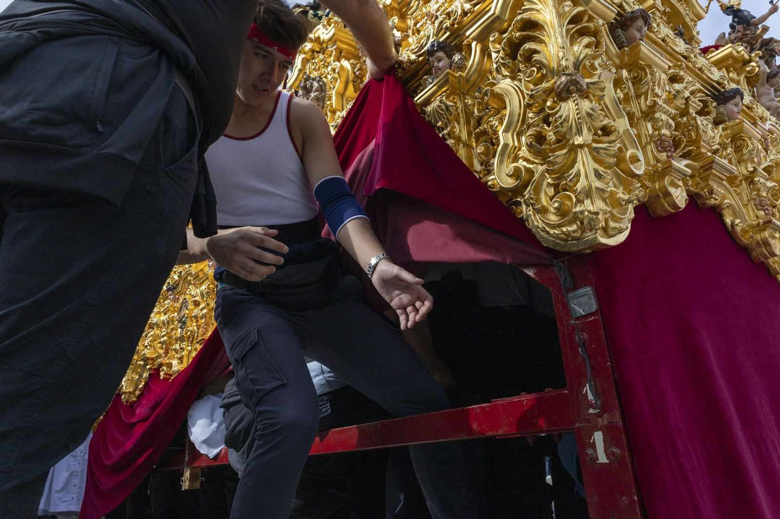 Las imágenes de la procesión de Afligidos de San Fernando en el Lunes Santo de la Semana Santa 2025