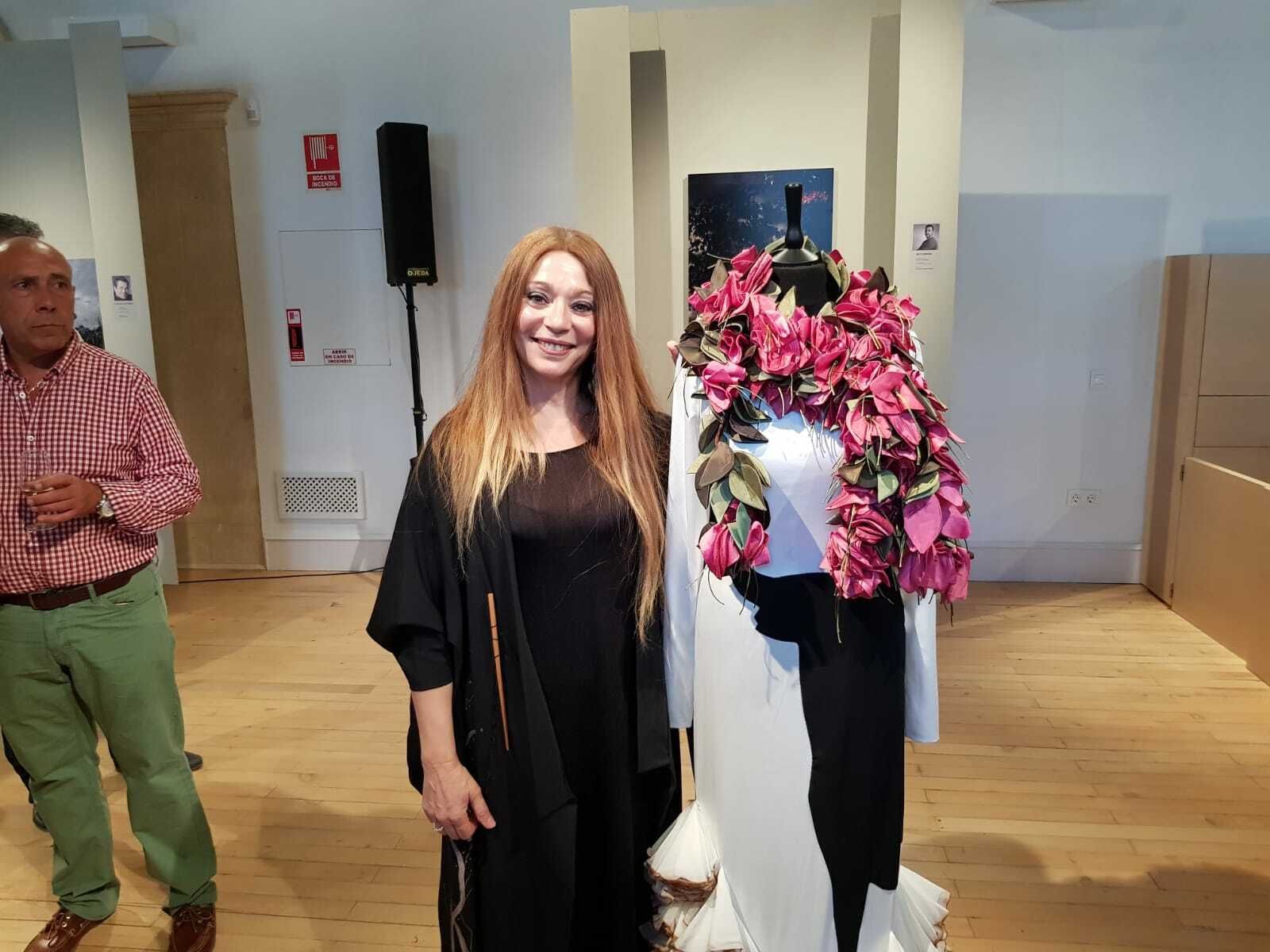 La diseñadora Rocío Tejada junto al modelo ‘Recuerdos’, uno de los cinco vestidos que forman la exposición.