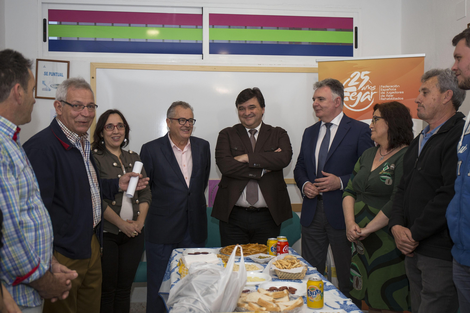 El alcalde, Grabriel Cruz, en el centro, celebra el aniversario de Apreja.