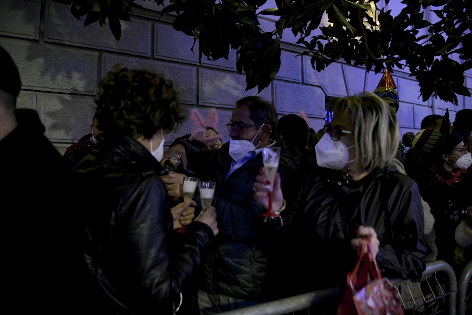 Así fue la Nochevieja 2021 en Granada, en imágenes: uvas en una Plaza del Carmen vallada y ambiente de fiesta en la calle