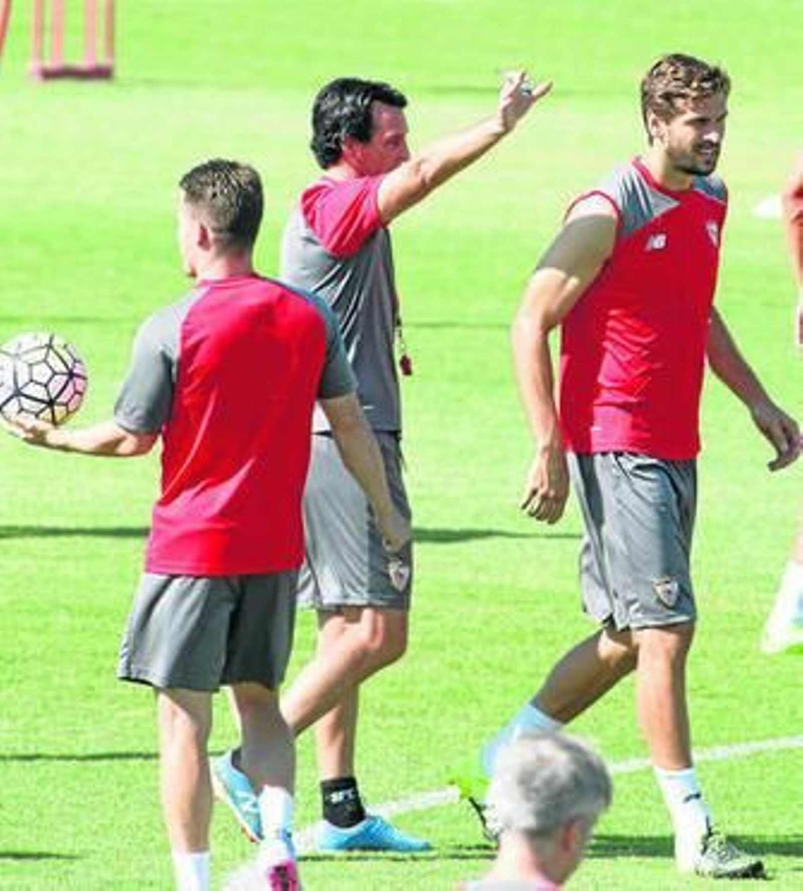 Unai Emery, entre Gameiro y Llorente durante un entrenamiento del concluido curso.