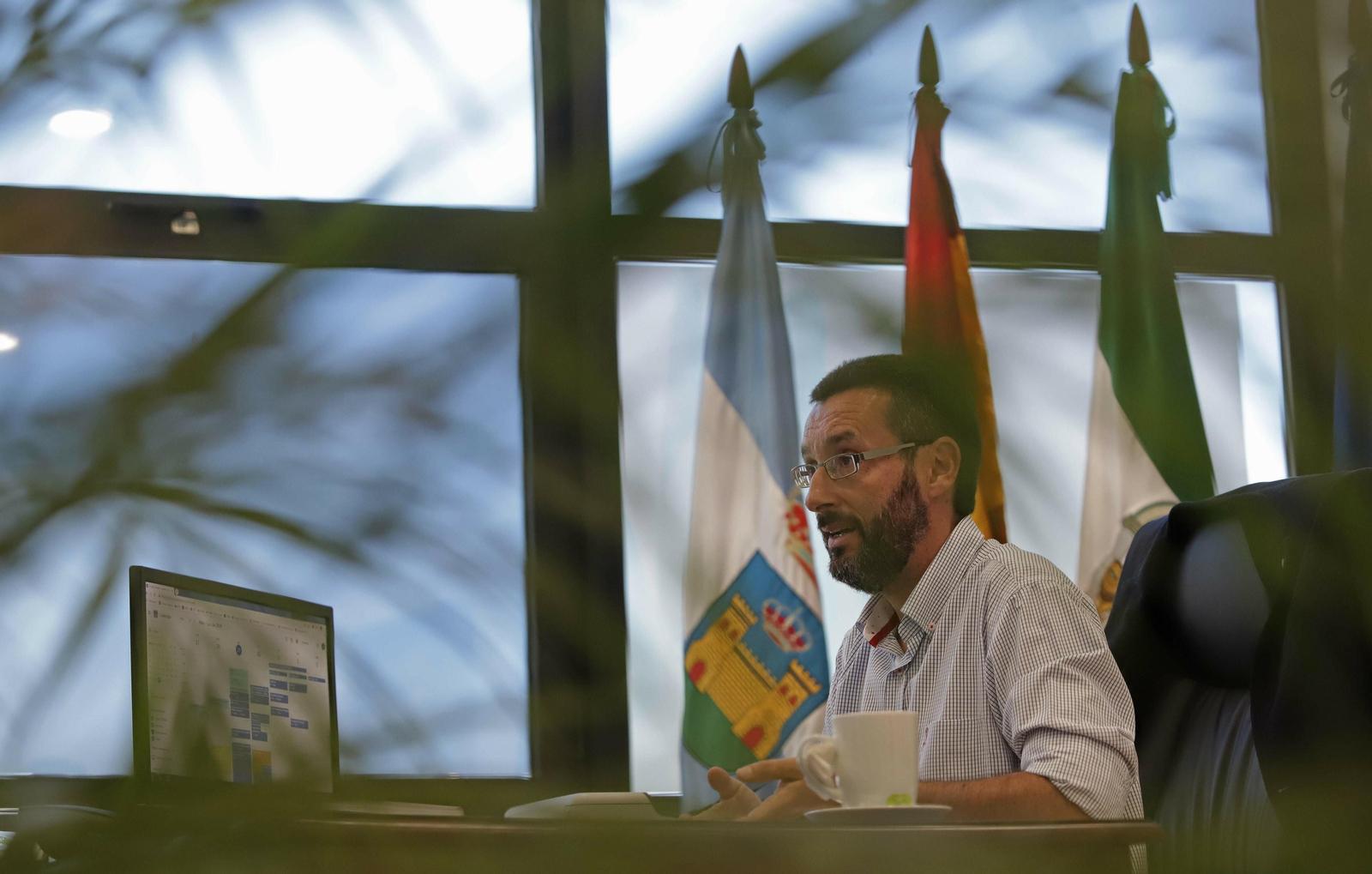 Juan Franco, alcalde de La Línea, en su despacho.