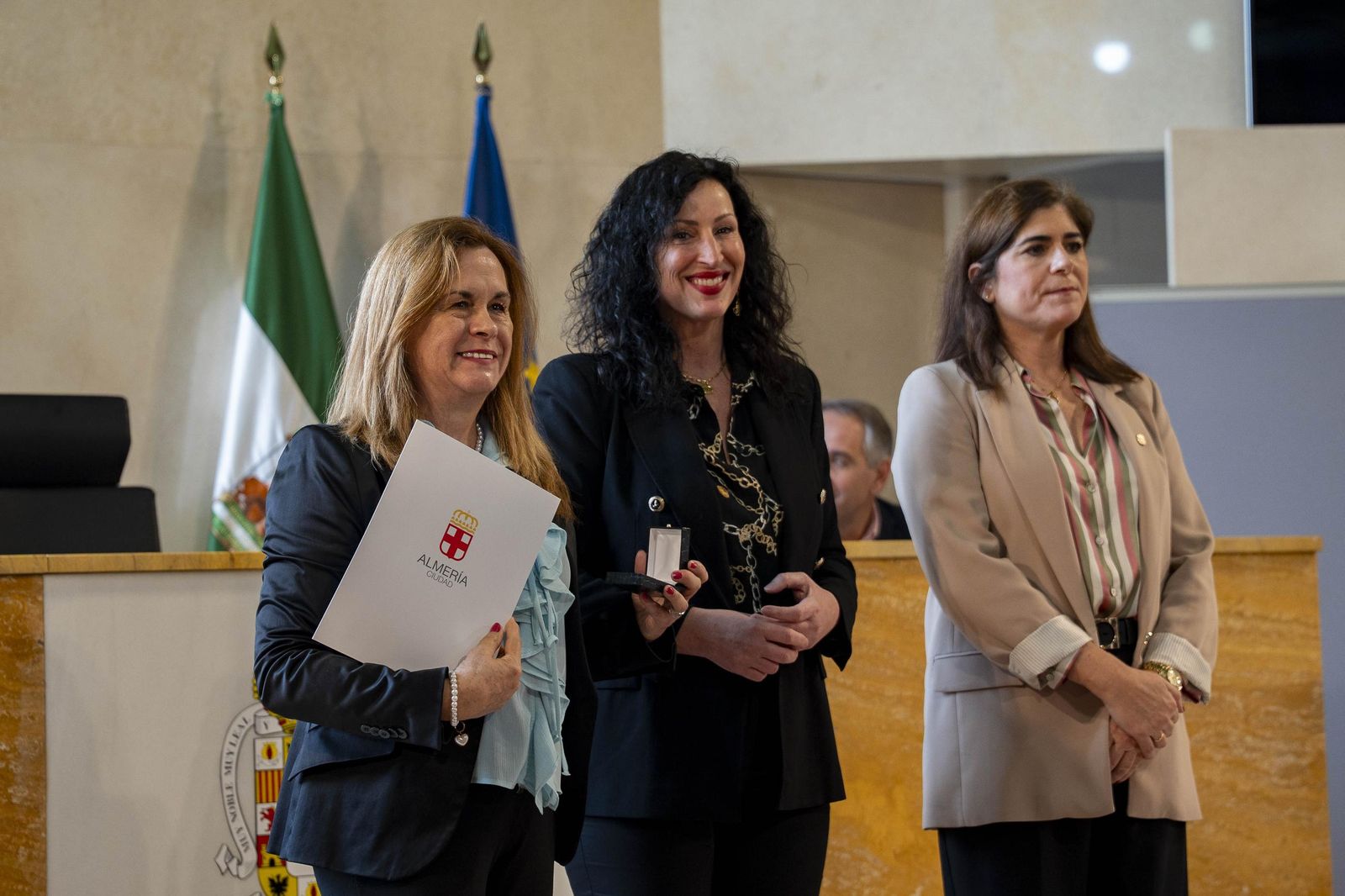 Almería rinde homenaje a su personal municipal con la imposición de los Escudos de Oro