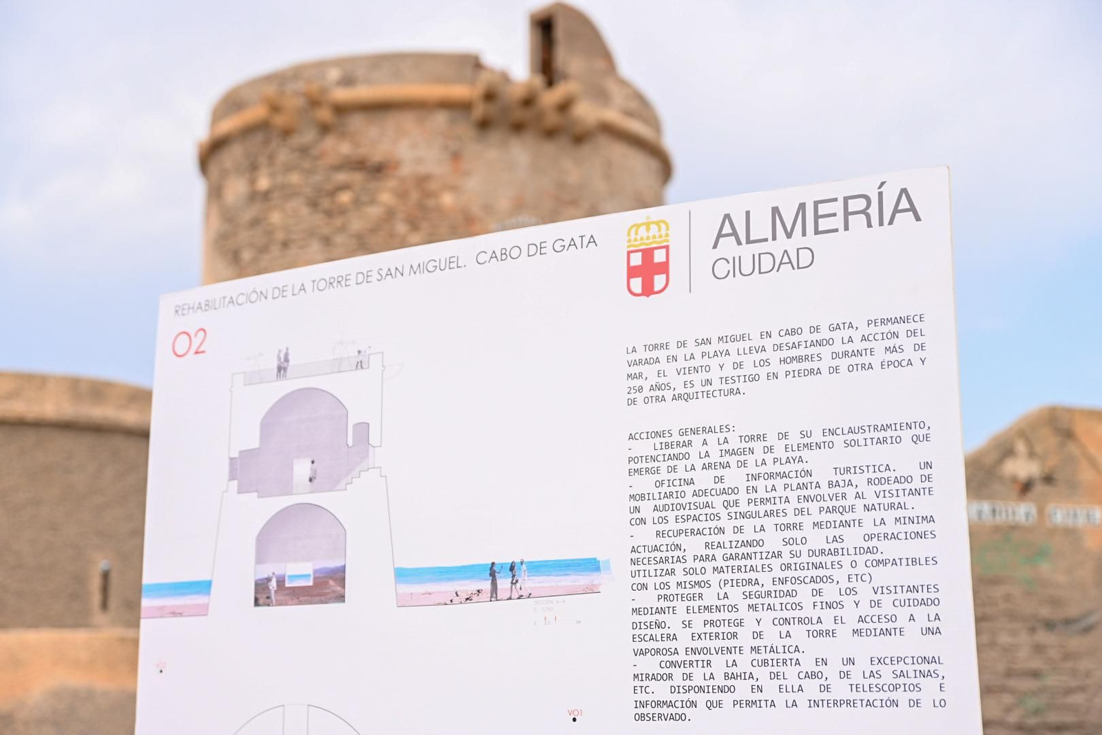 Panel explicativo del proyecto y al fondo el torreón San Miguel.
