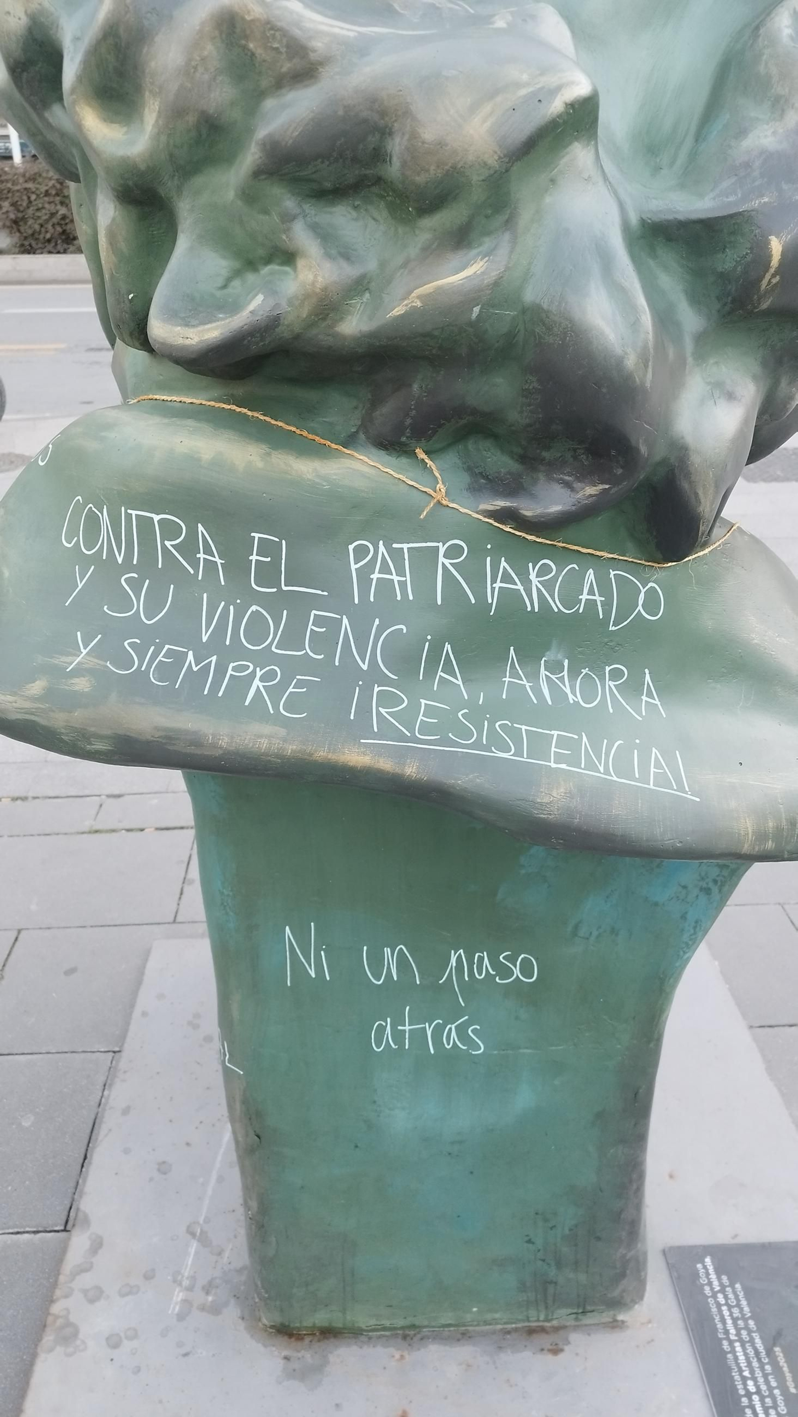 Las imágenes de las pintadas a los bustos de los Premios Goya de Granada