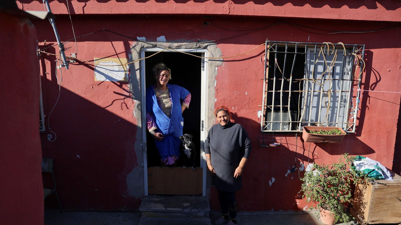 Ungui Guillén y su vecina en la puerta de casa.