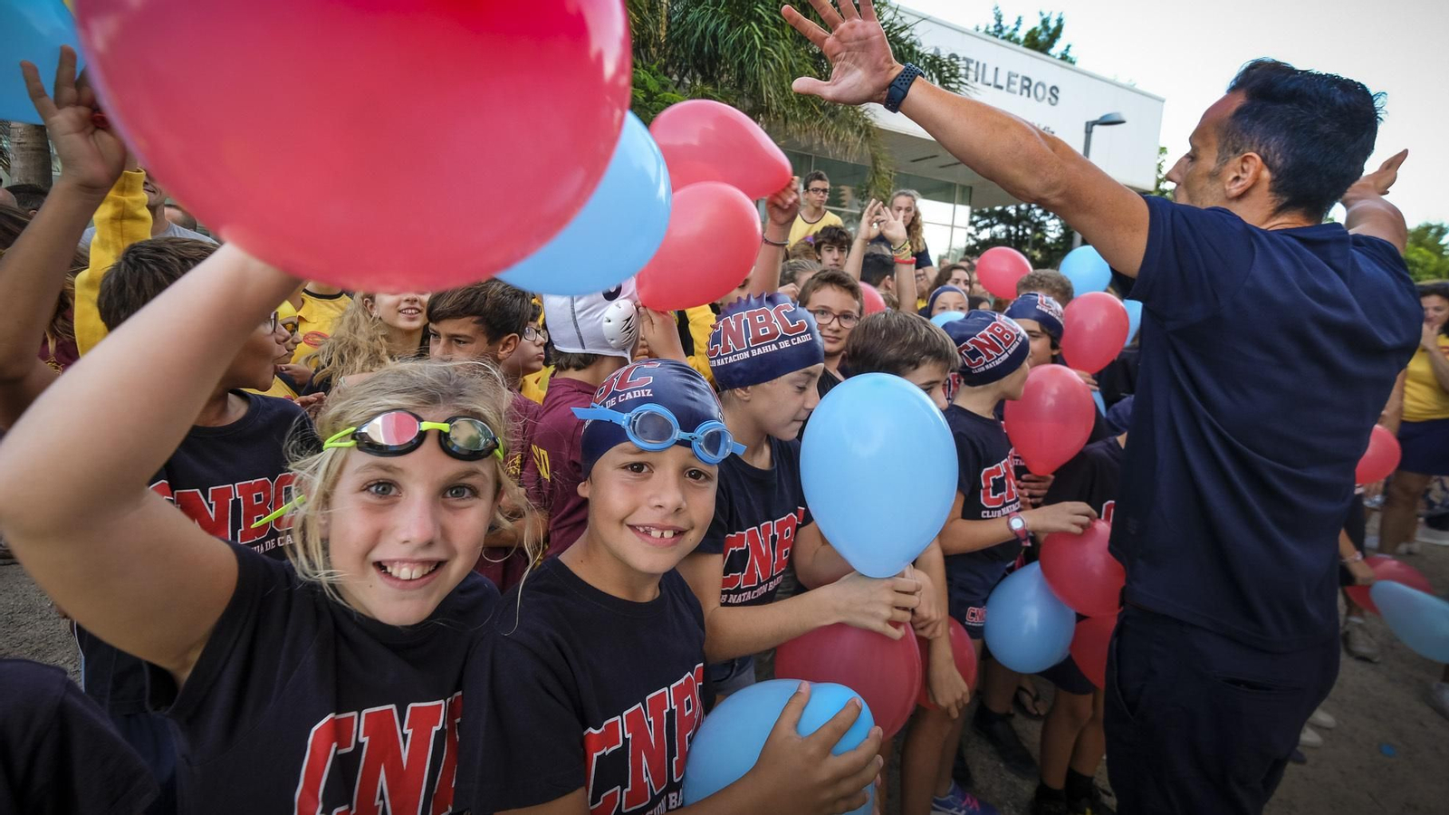 Los clubes de natación y watwerpolo de Cádiz, concentrados frente a la piscina