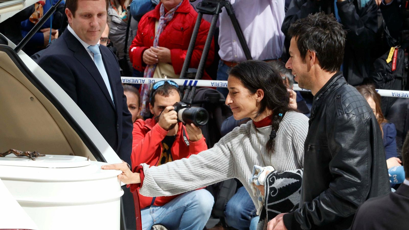 Los padres de Gabriel Cruz se despiden de su pequeño tras el funeral.
