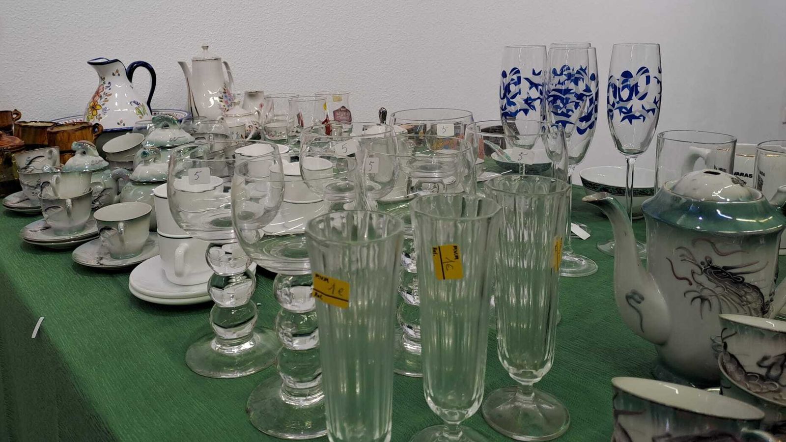 Cerámica, artículos de decoración de Navidad, cristalerías y vajillas, abanicos diseñados por Caprile o manualidades, son algunos de los artículos que se pueden encontrar en el Mercadillo Solidario que este año ha abierto sus puertas en la capital