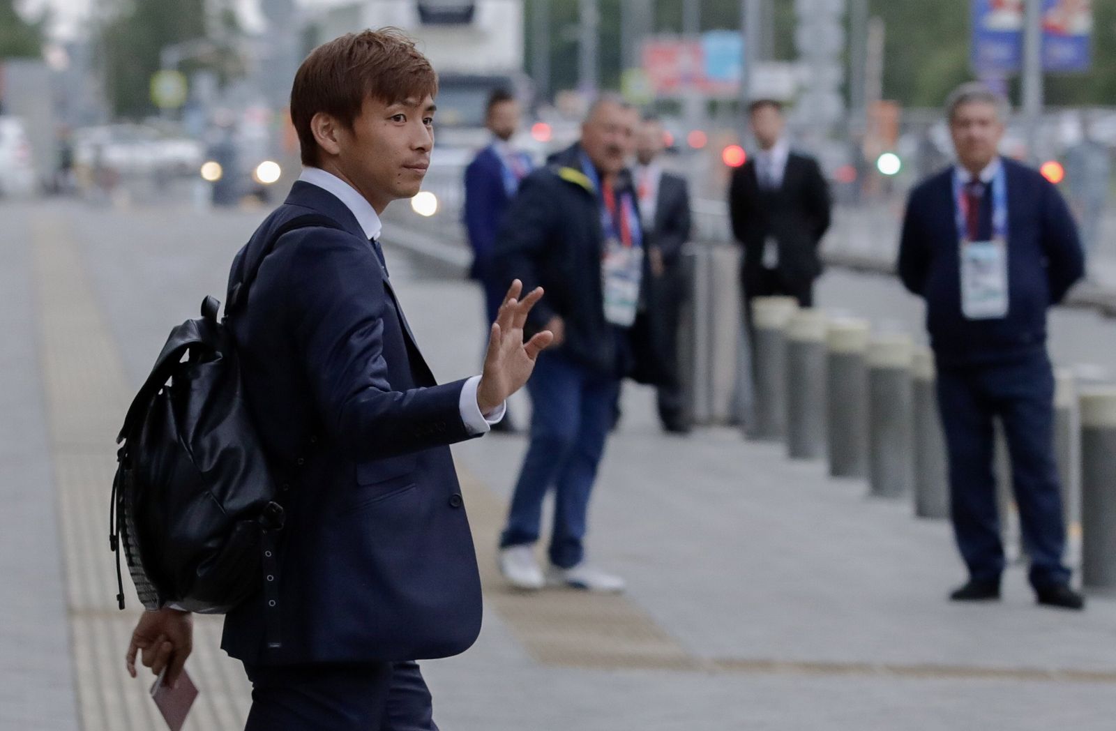 Inui saluda durante una concentración de la selección nipona.