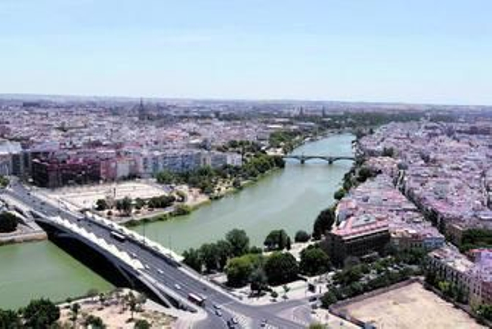 Una vista panorámica del paisaje urbano de la ciudad y del río Gudalquivir tomada desde la Torre Cajasol, aún en obras y cuya estructura ha superado ya la altura de la Giralda.