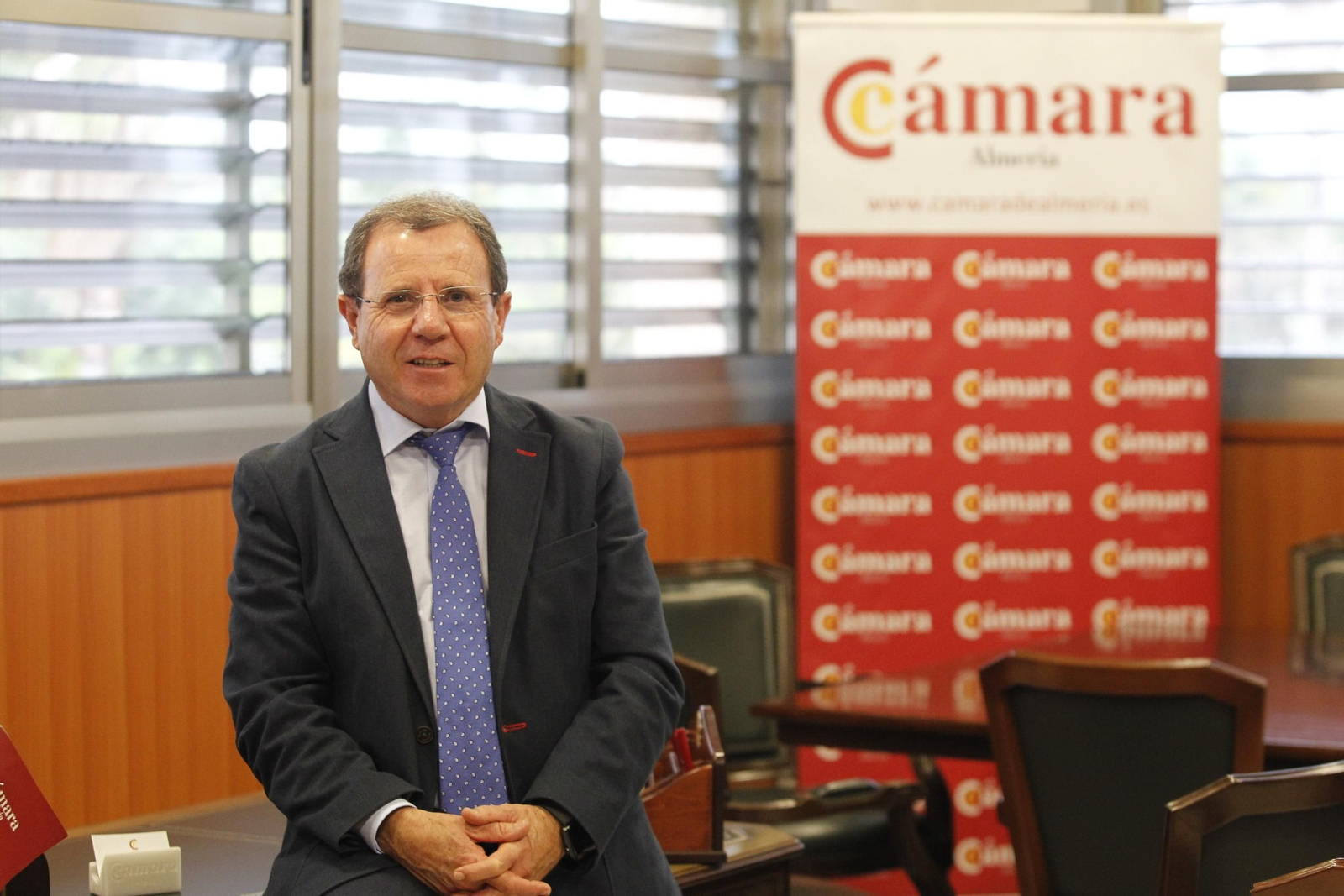 El presidente de la Cámara de Comercio de Almería, Jerónimo Pérez, en su despacho de la institución.