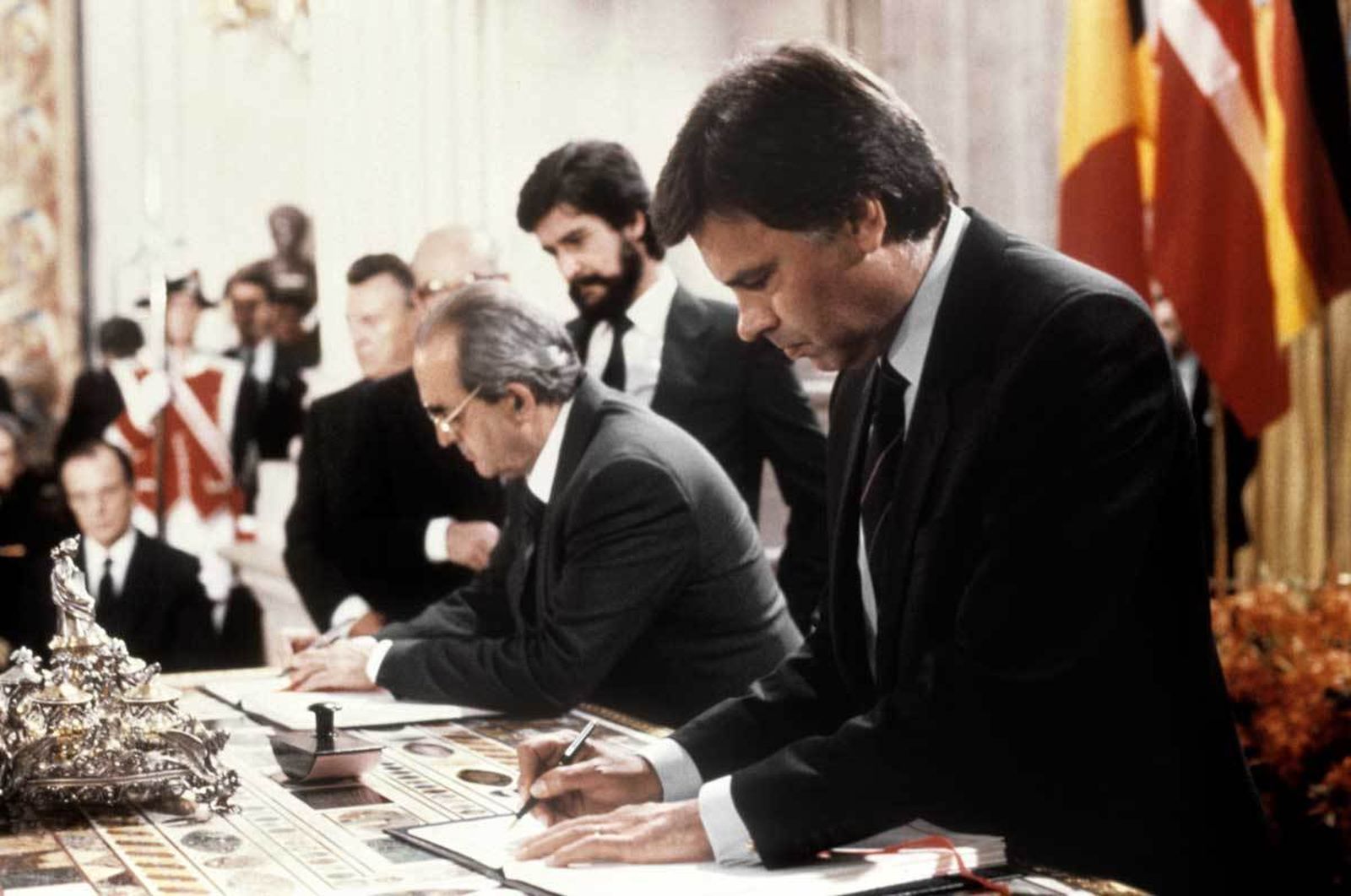 Felipe González y Fernando Morán firman el Tratado de Adhesión de España a las Comunidades Europeas.