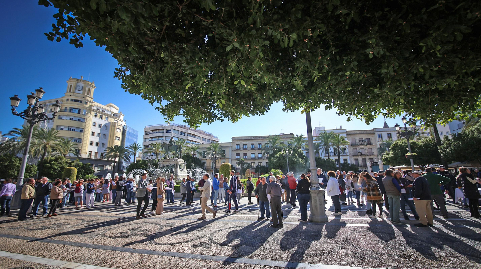 Colas en el  reparto de los bonos descuento para bares en Jerez