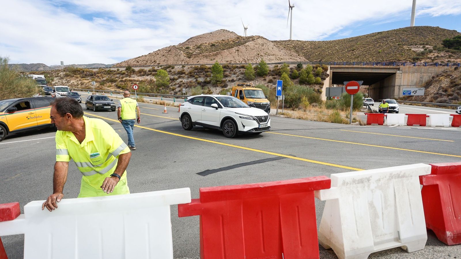 Desvío de la A-4a a la antigua N-323 por las obras del viaducto de Rules.